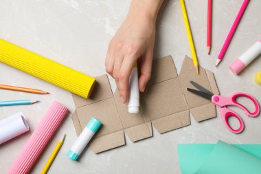 Metin ve kırtasiye aksesuarları için alanı olan yapıştırıcı