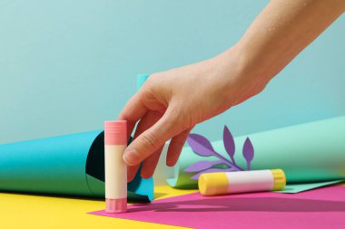 Kırtasiye aksesuarları kavramı, metin için alanı olan yapıştırıcı