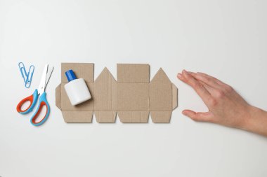 Metin ve kırtasiye aksesuarları için alanı olan yapıştırıcı