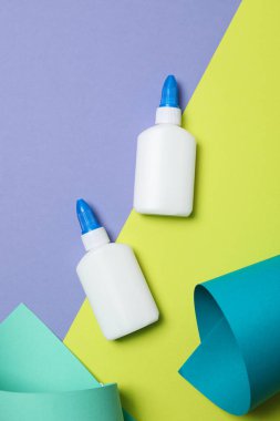 Kırtasiye aksesuarları kavramı, metin için alanı olan yapıştırıcı