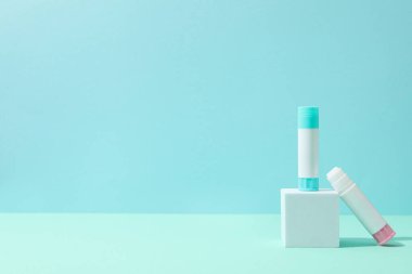 Kırtasiye aksesuarları kavramı, metin için alanı olan yapıştırıcı