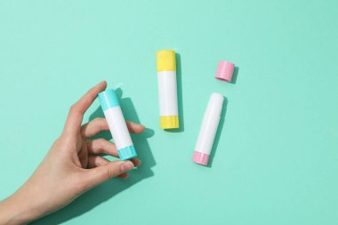 Kırtasiye aksesuarları kavramı, metin için alanı olan yapıştırıcı