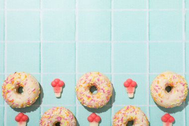 Mavi arkaplanda çörekler ve jöle şekerlemeleri, metin için boşluk