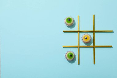 Mavi arkaplanda jöle gözlü oyun, metin için boşluk