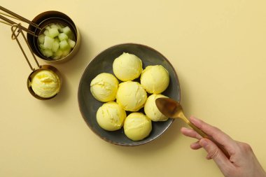 Lezzetli ve taze yaz yemeği - kavunlu dondurma