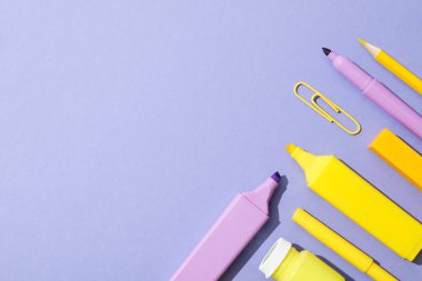 Renkli arkaplan üzerinde durağan, düz konum