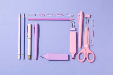 Renkli arkaplan üzerinde durağan, düz konum