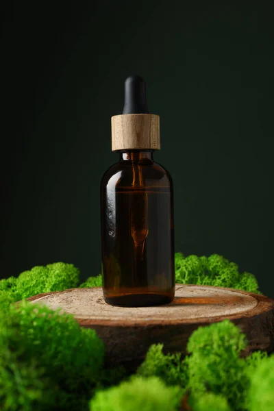 Moss Bottle Serum Wooden Stand Dark Green Background — Stock Photo, Image