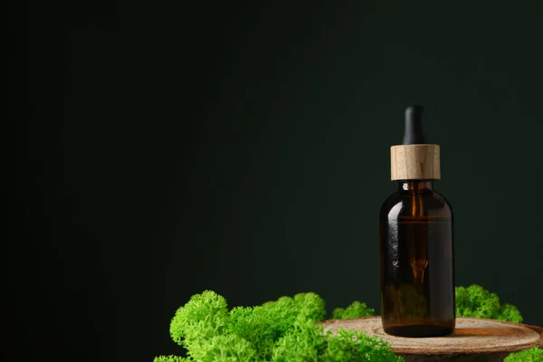 Moss Bottle Serum Wooden Stand Dark Green Background Space Text — Stock Photo, Image