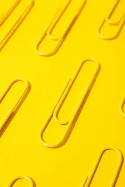 Gelbe Büroklammern Auf Gelbem Hintergrund Flach Gelegt — Stockfoto