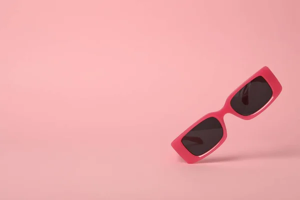 Ροζ Γυαλιά Σκούρους Φακούς Ροζ Φόντο Χώρος Για Κείμενο — Φωτογραφία Αρχείου