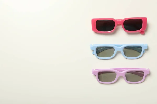 Óculos Sol Coloridos Sobre Fundo Branco Espaço Para Texto — Fotografia de Stock