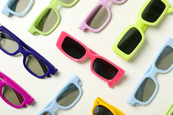 Gafas Sol Colores Sobre Fondo Blanco Vista Superior —  Fotos de Stock