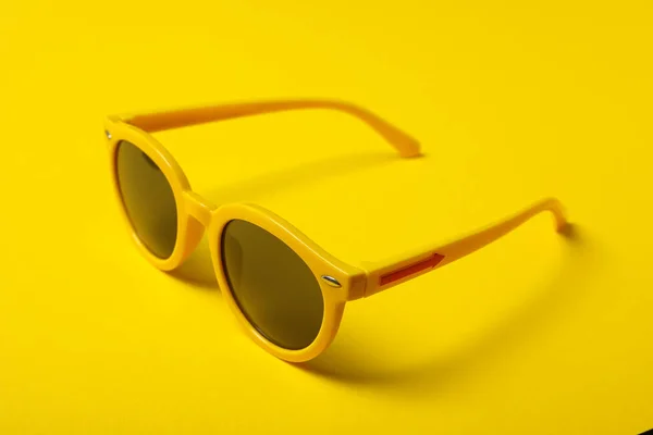Gelbe Brille Mit Dunklen Gläsern Auf Gelbem Hintergrund — Stockfoto