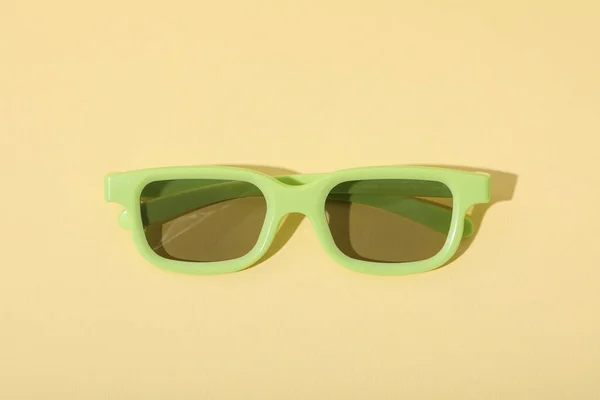Óculos Verdes Claros Com Lentes Coloridas Fundo Bege — Fotografia de Stock