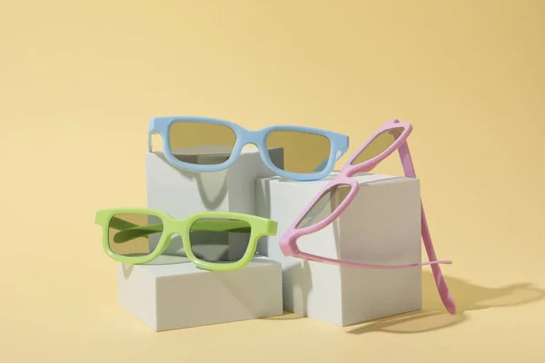 Kolorowe Okulary Przeciwsłoneczne Białym Bloku Beżowym Tle — Zdjęcie stockowe