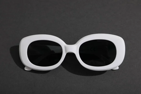 Koyu Gri Arka Planda Koyu Lensli Beyaz Gözlük Kapat — Stok fotoğraf