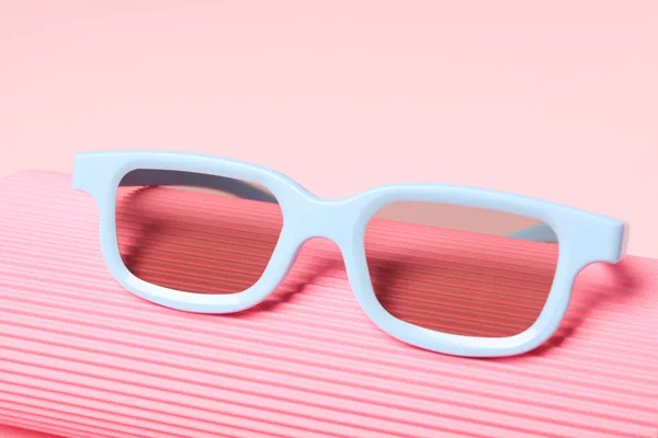 ピンクの背景に着色されたレンズを持つ白い眼鏡 クローズアップ — ストック写真