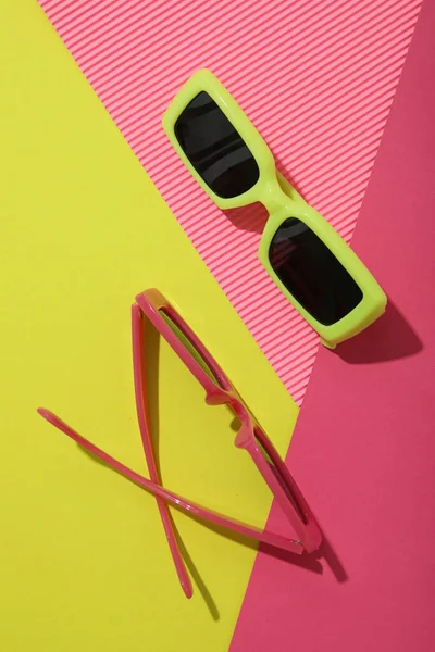 Óculos Amarelos Rosa Sobre Fundo Amarelo Rosa Vista Superior — Fotografia de Stock