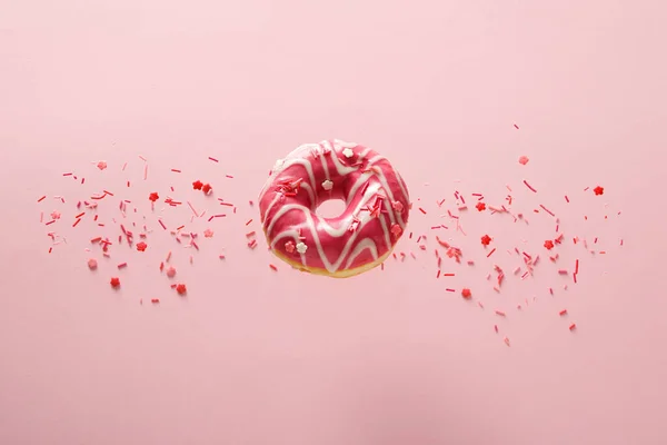 Fallende Rosa Donut Und Streusel Auf Rosa Hintergrund — Stockfoto