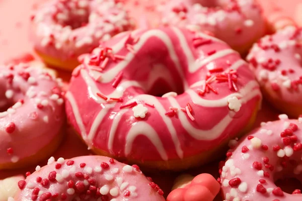 Donuts Mit Rosa Glasur Und Streusel Nahaufnahme — Stockfoto