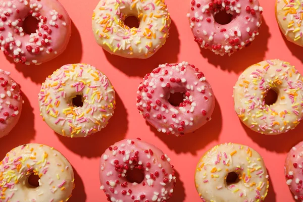 Rosa Und Weiße Donuts Auf Rosa Hintergrund Draufsicht — Stockfoto