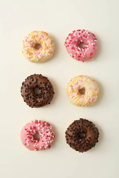 Schokolade Weiße Und Rosa Donuts Auf Weißem Hintergrund Draufsicht — Stockfoto