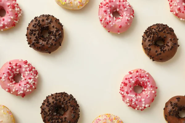 Schokolade Weiße Und Rosa Donuts Auf Weißem Hintergrund Platz Für — Stockfoto