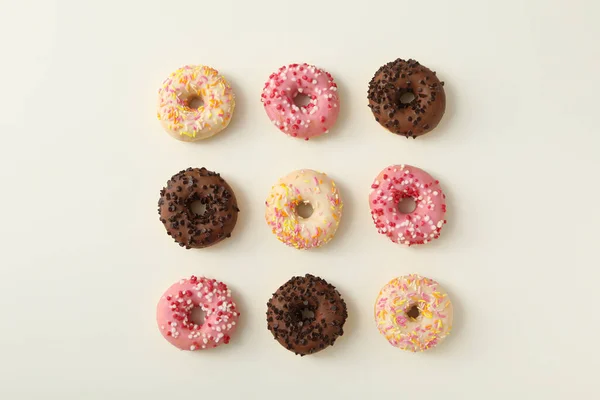 Donuts Chocolate Blanco Rosa Sobre Fondo Blanco Vista Superior — Foto de Stock