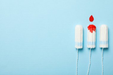 Mavi arka planda adet günleri için tamponlar
