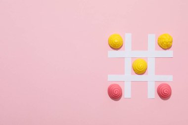 Pembe arka planda jöle şekerlemeleriyle oynamak, metin için boşluk