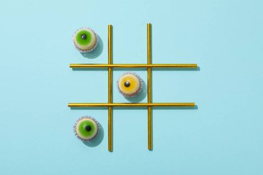 Mavi arkaplanda jöle gözlü oyun, üst görünüm