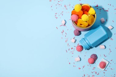 Mavi arkaplanda jöle şekerli kavanoz ve teneke kutu, metin için boşluk