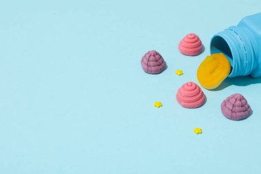 Mavi arkaplanda mavi kavanozda jöle şekerler, metin için boşluk