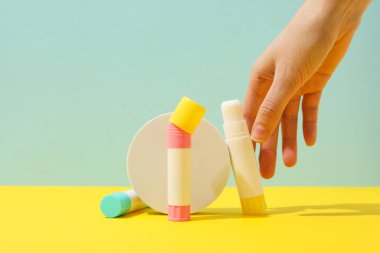 Kırtasiye aksesuarları kavramı, metin için alanı olan yapıştırıcı