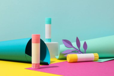 Kırtasiye aksesuarları kavramı, metin için alanı olan yapıştırıcı