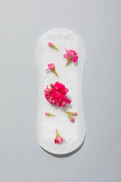 Pad Menstruasi Dengan Bunga Pada Latar Belakang Abu Abu — Stok Foto