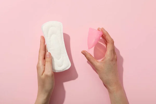 Produtos Higiene Durante Ciclo Mensal Com Mãos Quadro — Fotografia de Stock