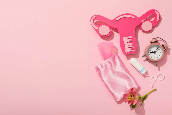 Menstruative Feminine Hygieneartikel Auf Rosa Hintergrund — Stockfoto