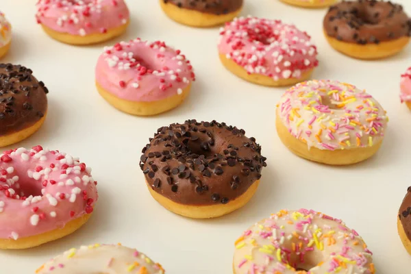 Schokolade Weiße Und Rosa Donuts Auf Weißem Hintergrund — Stockfoto