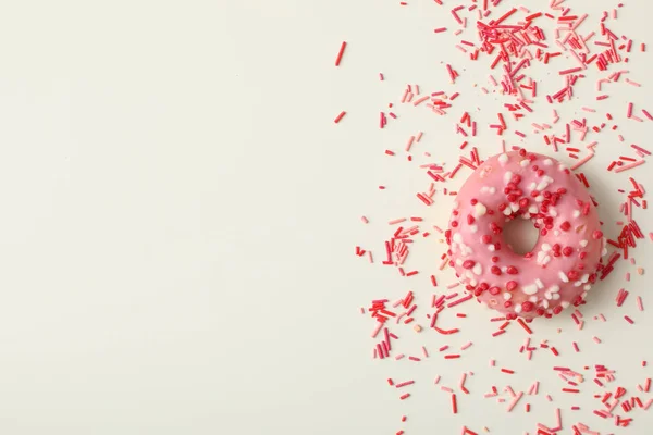 Pembe Kaplı Donut Beyaz Arkaplan Üzerine Serpiştirilmiş Şekerler Metin Için — Stok fotoğraf
