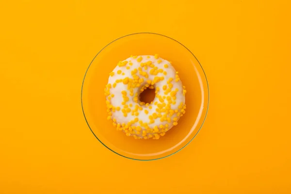 Donut Glass Plate Yellow Background Top View — Stock Photo, Image