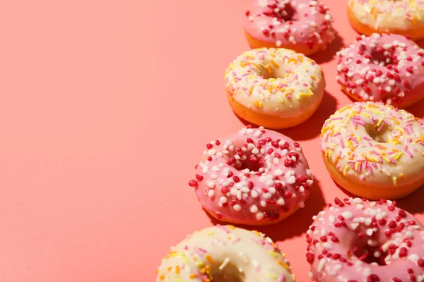 Donuts Auf Rosa Hintergrund Platz Für Text — Stockfoto