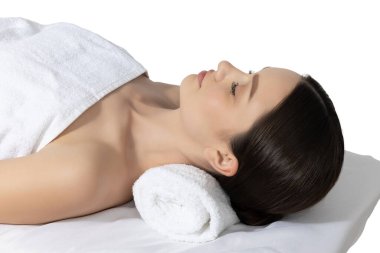 PNG, çekici genç kadın, beyaz arka planda izole edilmiş, spa tedavisi görüyor.