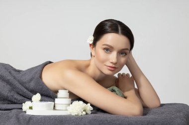 Çekici genç kadın spa tedavisi alıyor, kaplıcaya gidiyor ve rahatlıyor.