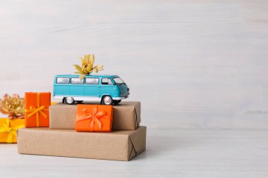 Sonbahar ya da sonbahar seyahati ve araba ile tatil kavramı