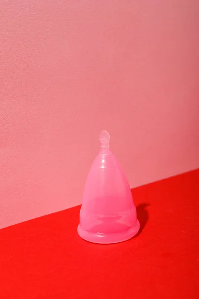 Puchar Menstruacyjny Różowym Tle Czerwonym — Zdjęcie stockowe