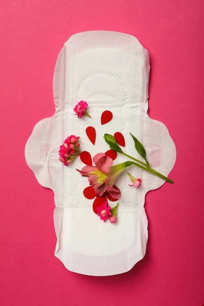 Pad Menstruasi Dengan Bunga Pada Latar Belakang Merah Muda — Stok Foto