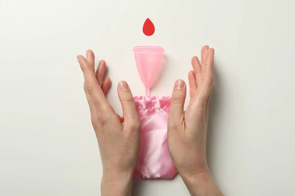 Cangkir Menstruasi Dengan Tas Pada Latar Belakang Putih — Stok Foto