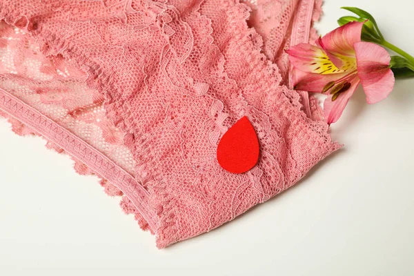 Ροζ Εσώρουχα Μια Κόκκινη Σταγόνα Εμμηνόρροιας Κοντά Ένα Λουλούδι — Φωτογραφία Αρχείου